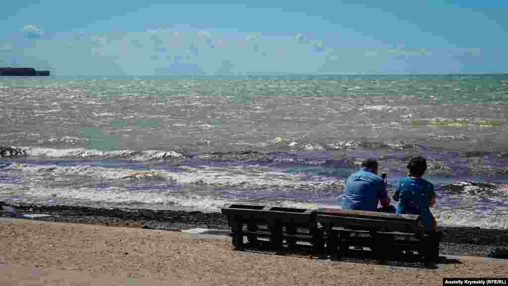 Мутное море и горы водорослей &ndash; таким на минувших выходных был отдых в поселке Песчаное. Накануне в главном курорте Бахчисарайского района бушевал сильный шторм