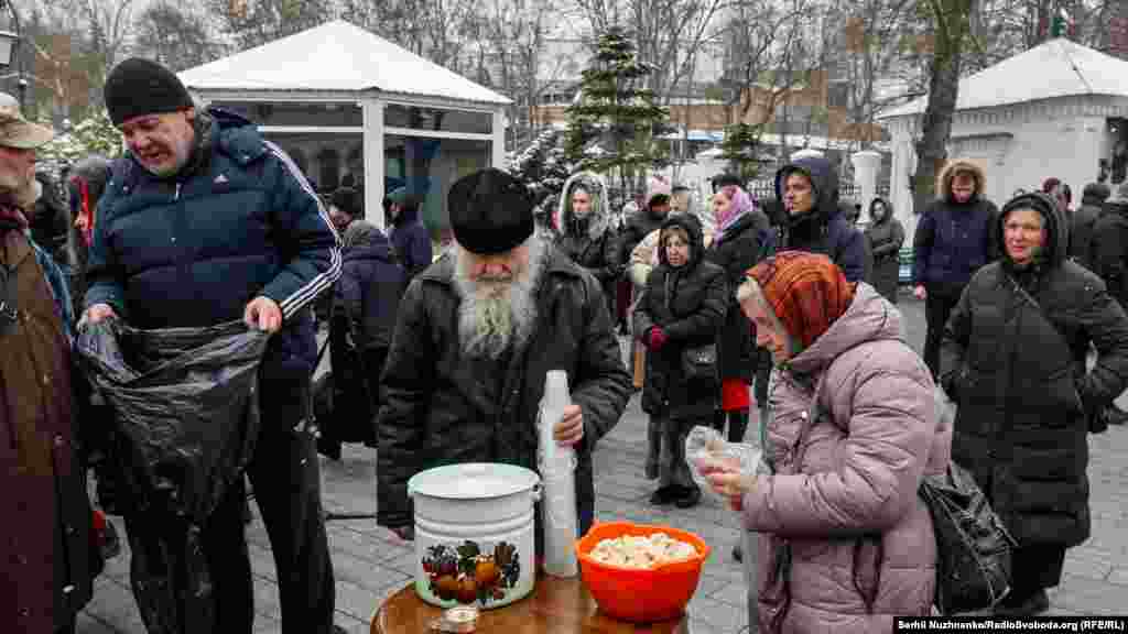 На службу УПЦ (МП) в Крестовоздвиженской церкви на нижней территории Киево-Печерской лавры собралось несколько сотен верующих, они стояли в храме и на улице