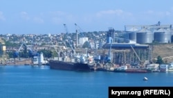 Судно класса Bulk Carrier В Доковой бухте у зернового терминала «Авлита». Севастополь, июль 2022 года