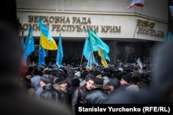 Под стенами крымского парламента прошел митинг в поддержку территориальной целостности Украины. У Верховной Рады Крыма собрались проукраинские и пророссийские активисты. Симферополь, 26 февраля 2014 года