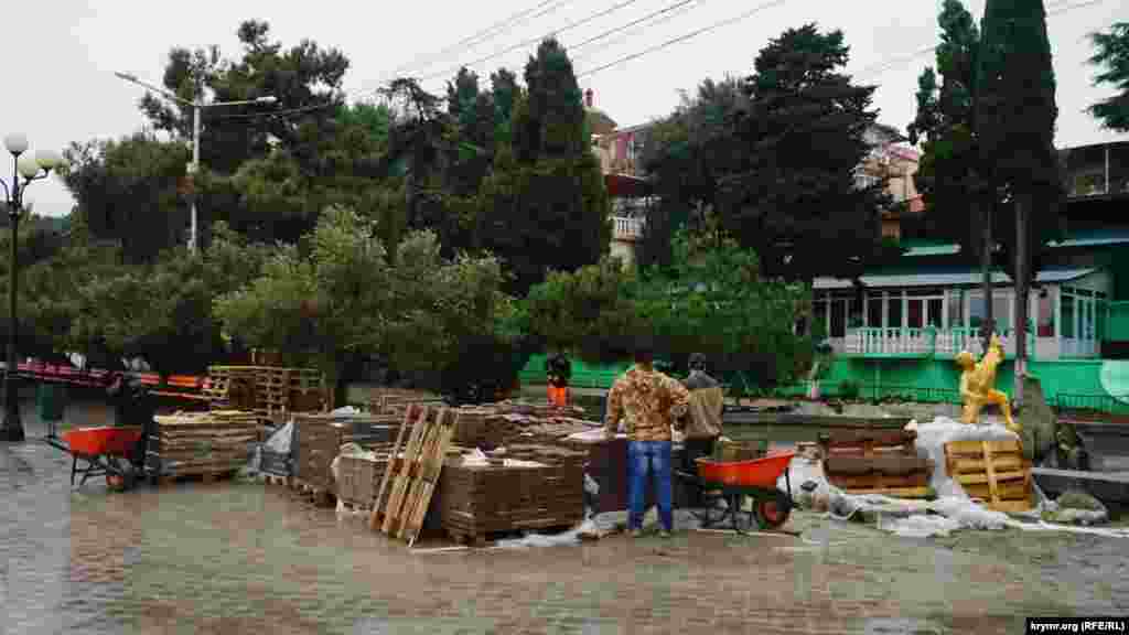 В Крыму уже стало доброй традицией &ndash; менять тротуарную плитку в преддверии зимы или в ненастье