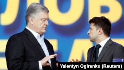 Петр Порошенко (слева) и Владимир Зеленский на НСК «Олимпийский». Киев, 19 апреля 2019 года