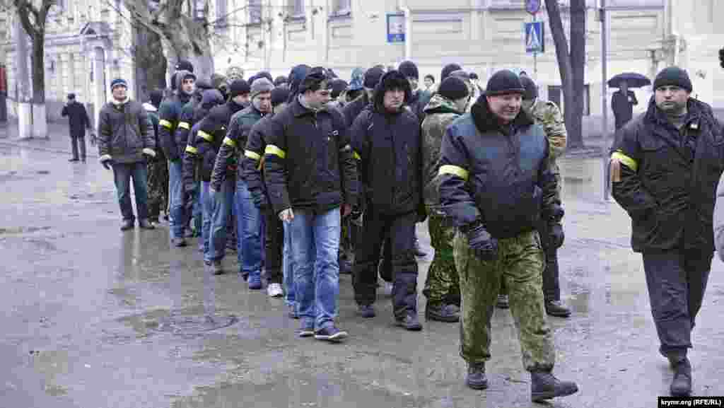 Подошло несколько небольших, человек по 40, колон &laquo;ополченцев&raquo;. Взводы состояли из молодых ребят ПТУшного вида, во главе каждой колоны &ndash; один-два крепких руководителя, похожих на застоявшихся кадровых военных