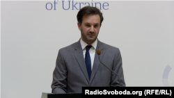 Спикер Министерства иностранных дел Украины Георгий Тихий добавил, что давление на России должно состоять из двух компонентов: военного и экономического.