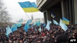 Проукраинский митинг возле здания парламента Крыма, Симферополь, 26 февраля 2014 года