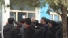 Tojikiston. Sadriddin Ayniy nomidagi pedagogika universitetining o‘zbekistonlik talabalari hujjatlarini talab qilmoqda. 2020, 11 fevral.