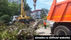 Коммунальные службы Симферополя устраняют последствия непогоды в городе