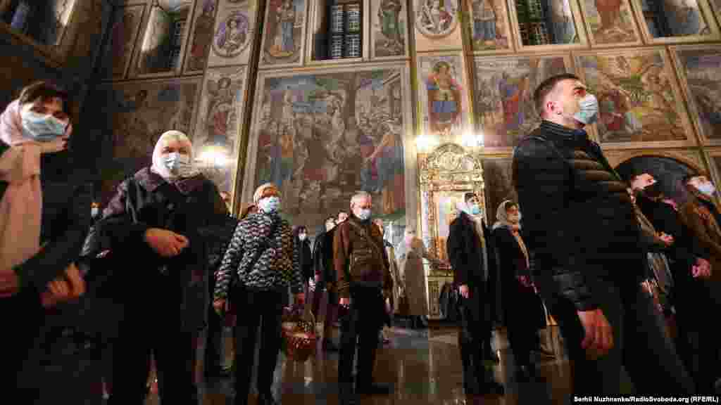 Во время Пасхальной службы в Михайловском Златоверхом соборе люди были в масках и в большинстве случаев придерживались дистанции