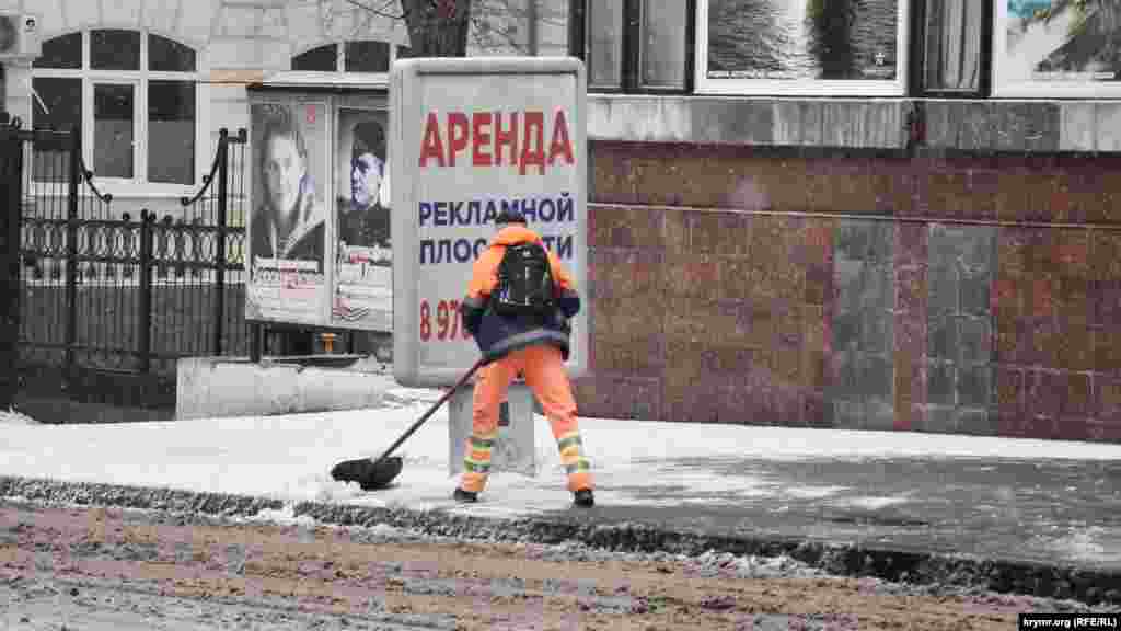 Уборка снега возле Дома офицеров