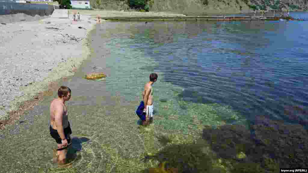 Вода на пляже Курортного прозрачная