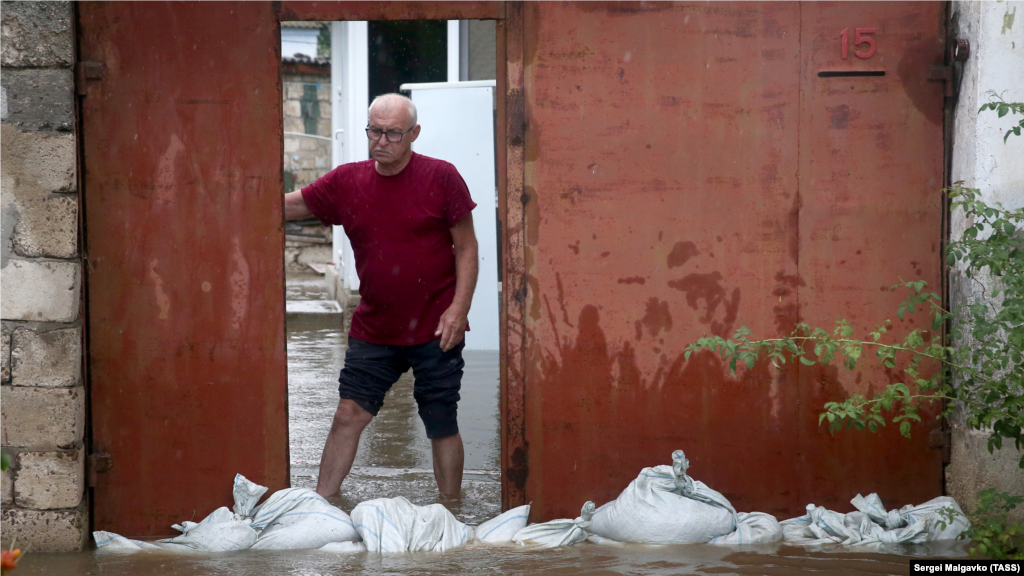 Мешки не спасают. Двор мужчины полностью залит водой&nbsp;