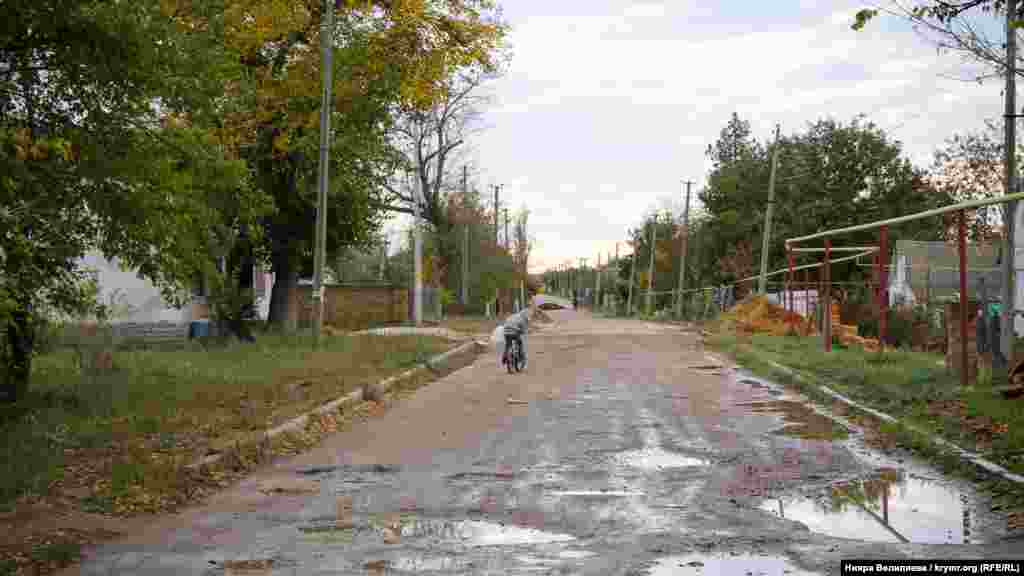 &laquo;Нельзя сказать, что сейчас село сильно развивается. Люди живут. Есть те, кто поддерживает так называемого &laquo;брата&raquo;, есть те, кто ждет Украину. Есть люди, которые выходят&nbsp;на акции протеста,&nbsp;на суды,&nbsp;они &ndash; под прицелом ФСБ. Если максимально отстраниться от политики, то люди не попадают в поле зрения российских спецслужб. В целом, жизнь какой была, такой и осталась&raquo;,&nbsp;&ndash; заключает крымская журналистка