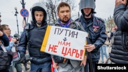 Полиция задерживает участника протеста. Санкт-Петербург, РФ, 5 мая 2018 года