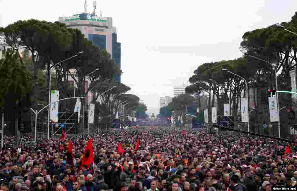 Албания, 2 марта: массовый политический протест на улицах Тираны. 8 марта в Албании обнаружили первые два случая заболевания. Двое мужчин, отец и сын, анализы которых дали положительный результат, незадолго перед тем вернулись из Италии. По меньшей мере 15 человек погибли в Албании от коронавирусной инфекции