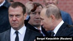 Президент России Владимир Путин (справа) и премьер-министр России Дмитрий Медведев