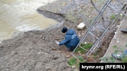 Сотрудник МЧС изучает найденные снаряды, Ялта