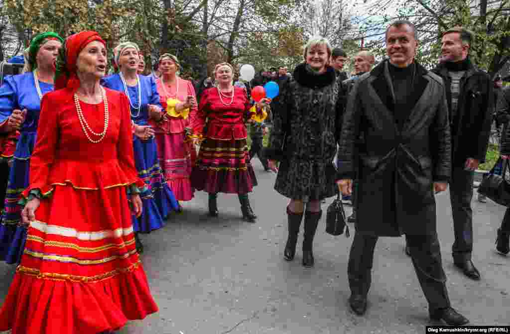 Глава &laquo;Госсовета&raquo; Владимир Константинов слушает народный хор 