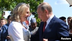 Владимир Путин танцует с Карин Кнайсль на ее свадьбе