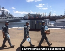 Бытовые хлопоты в Военной (Практичной) гавани Одесского порта, 30 июня 2019 года. Фото пресс-службы ВМС Украины