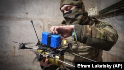 Украинский военный 71-й отдельной егерской бригады готовит FPV-дрон на передовой вблизи Авдеевки Донецкой области