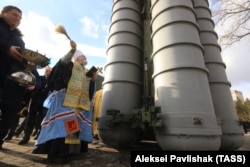 Аннексированный Крым. Митрополит Украинской православной церкви (Московского патриархата) Платон благословляет российскую зенитную ракетную систему большой и средней дальности С-400 «Триумф», развернутую в Феодосии, 14 января 2017 года