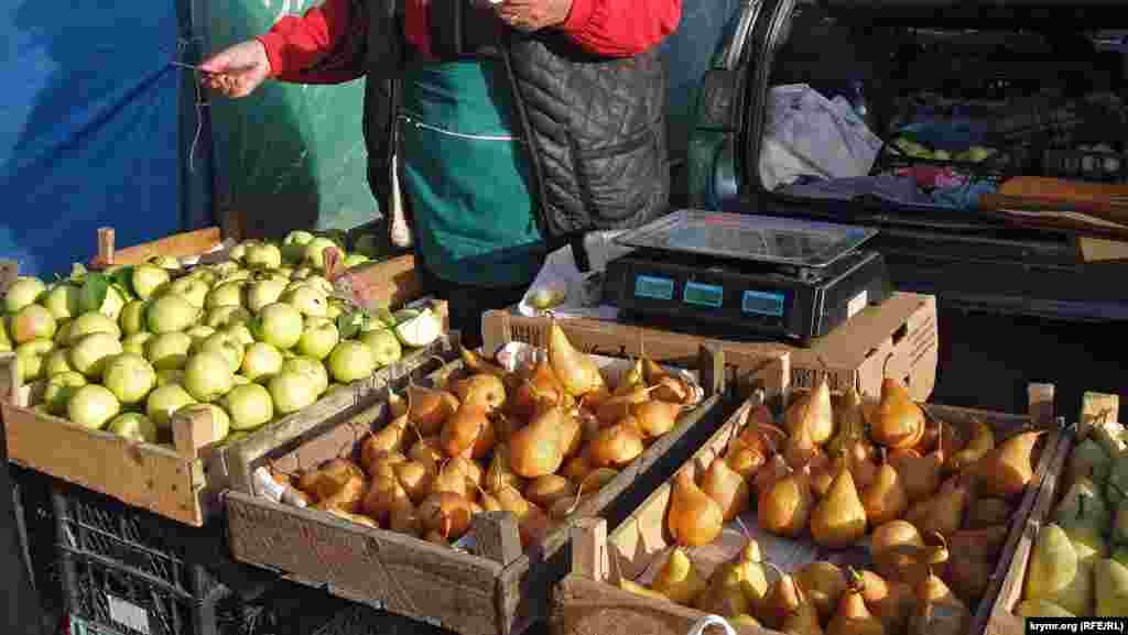 Груши дорогие, Бера - до 150 рублей килограмм (43 гривни). Но и вкусные, соответственно