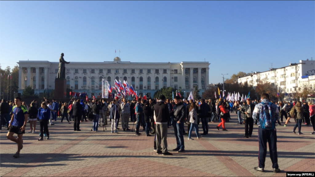 На площади Ленина в Симферополе собрались несколько сотен человек под флагами Российской Федерации