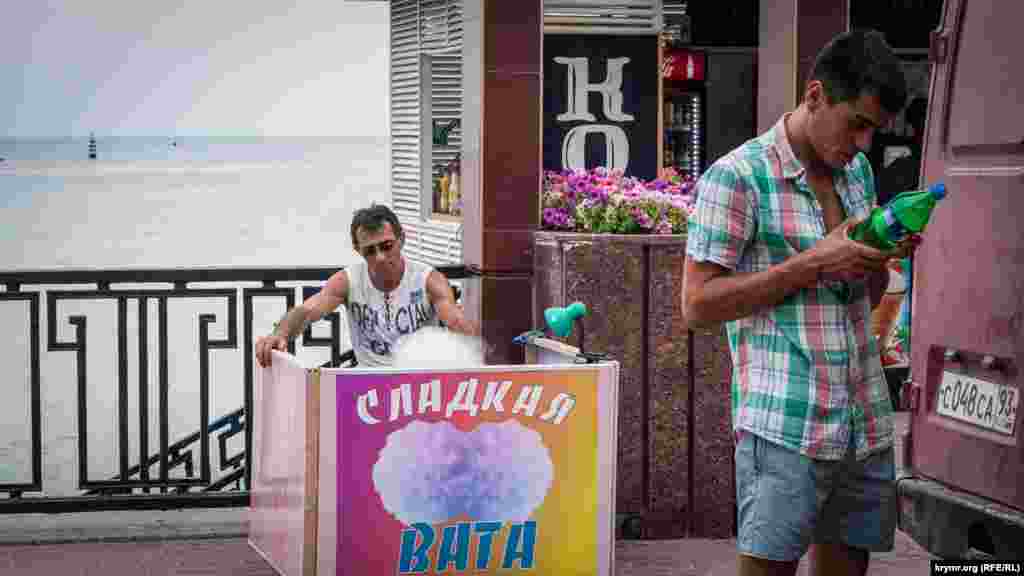 Популярностью пользуется и разноцветная сладкая вата