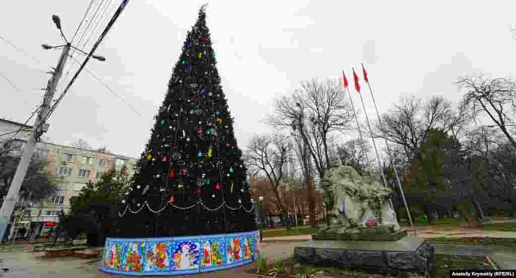 Еще одна большая искусственная елка рядом с &laquo;вождем пролетариата&raquo; в районе железнодорожного вокзала