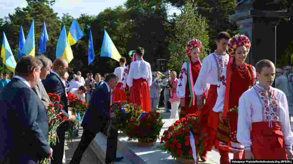 Руководство Крыма собрались на празднование Дня государственнного флага Украины в Симферополе, возле памятника Тарасу Шевченко, 23 августа 2013 года