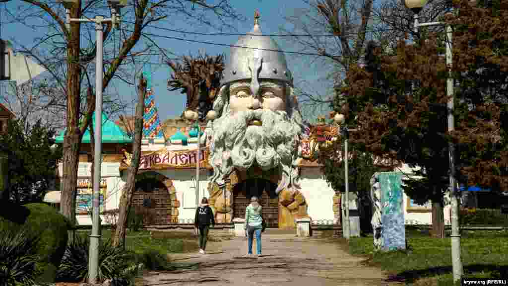 В северной части парка размещается аквапарк &laquo;У лукоморья&raquo;