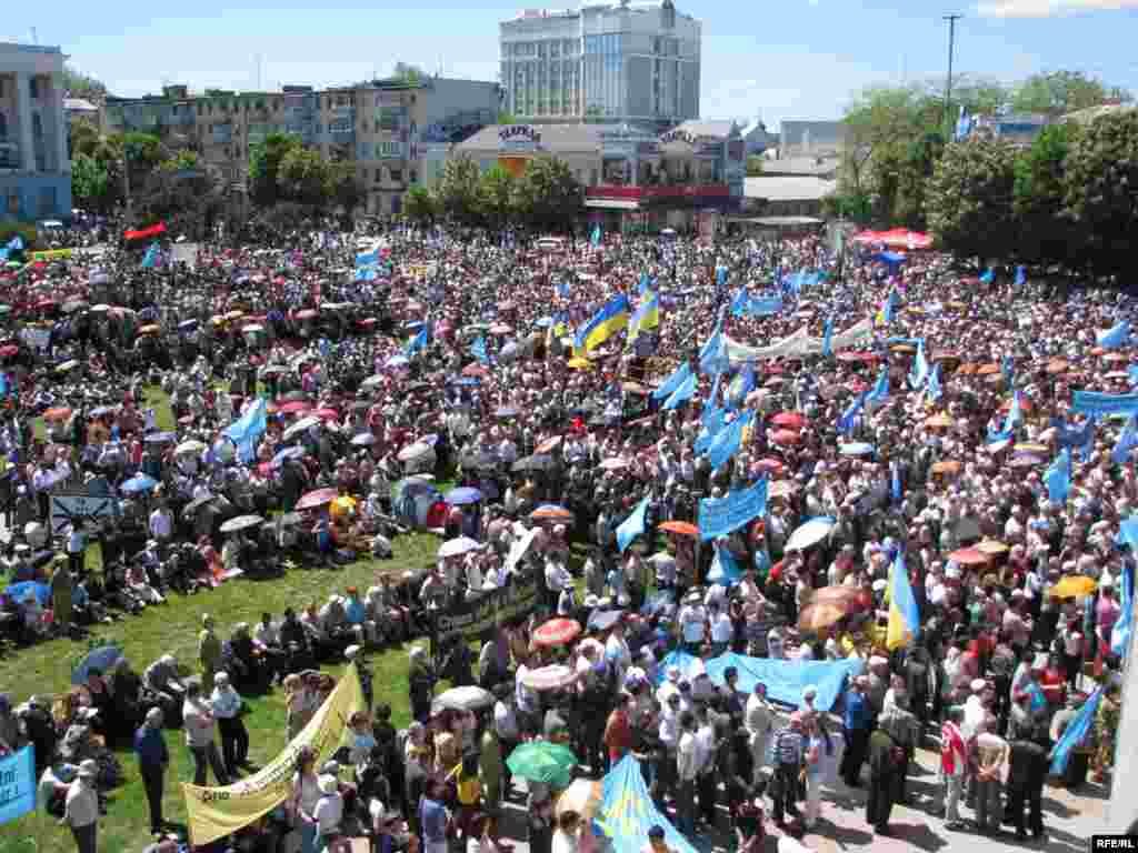 7. Год 2009-й, Симферополь, площадь Ленина.&nbsp; Трагедия крымских татар находит отклик в рядах украинских националистов &ndash; красно-черный флаг на заднем фоне &ndash; тому свидетельство. К сожалению, понимание важности крымско-украинских отношений пришло слишком поздно. 